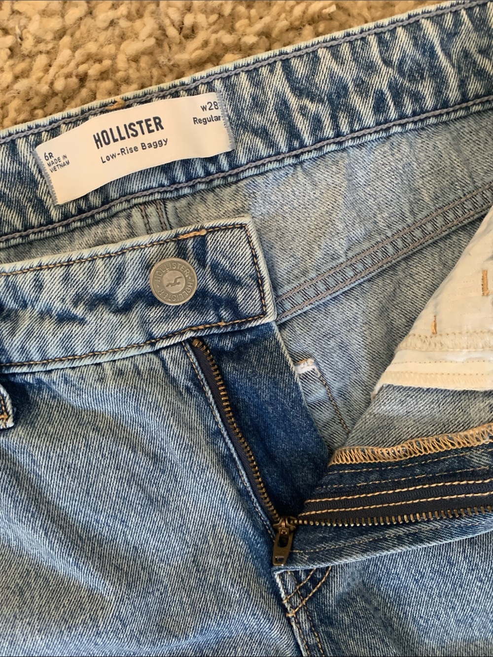 Hollister Women’s Low-Rise Baggy Jeans, 28” - Picture 4 of 6